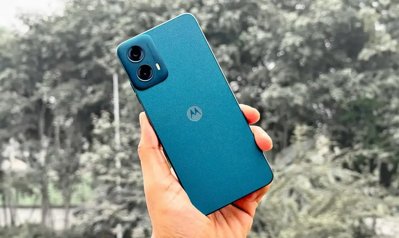 mao de uma pessoa segurando o motorola moto g34 5g verde