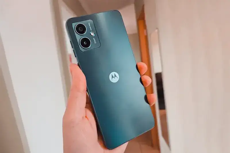 Foto de uma mão segurando o Motorola Moto G14 grafite.