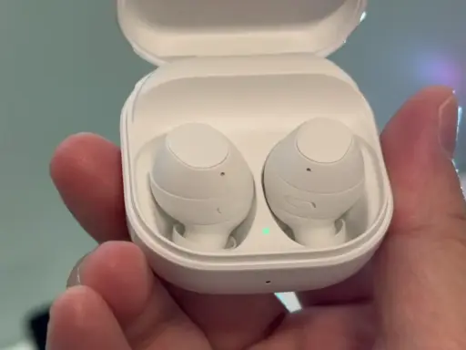 samsung galaxy buds fe branco imagem ilustrativa